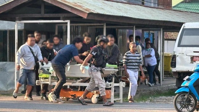 aparat-mengevakuasi-3-pegawai-pemkab-jayawijaya-korban-penembakan-kkb-1788969924236_169
